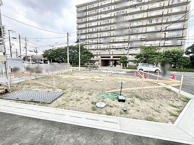 周辺環境に溶け込みながらも、穏やかな空気が流れる暮らしの拠点を築くためのゆとりある敷地です。