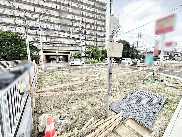 周辺環境との調和を大切にしながら、自由な発想で暮らしを形にできるゆとりある敷地です。