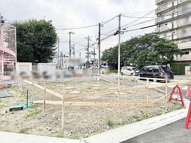これから始まる暮らしの可能性を秘めた、ゆとりある敷地の佇まいが広がっています。