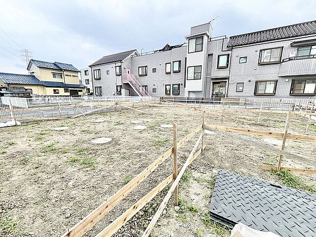 落ち着いた住宅地の一角に位置し、理想の住まいを形にするための広さを備えた敷地です。