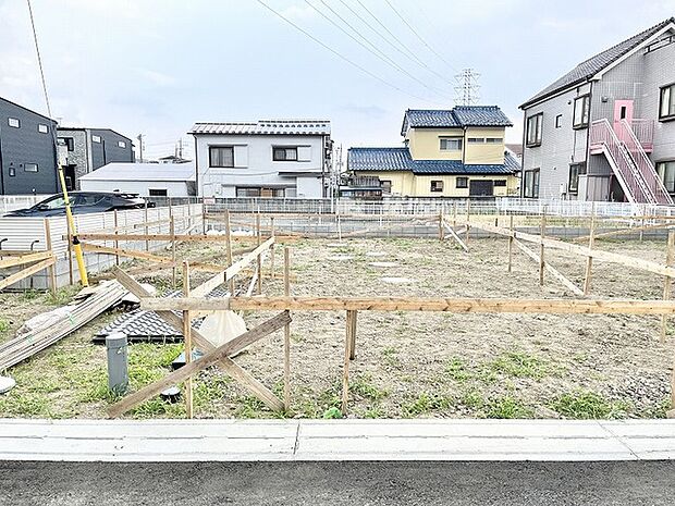 これからの暮らしを自由に描き出せる、整えられた広々とした敷地が静かに時を刻んでいます。