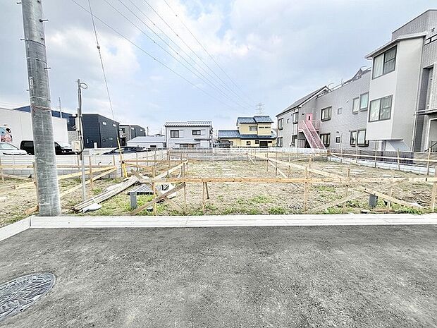 周辺環境との調和を保ちながら、これからの暮らしを自由に描き出せる開放的な区画です。