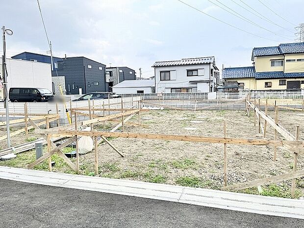 穏やかな周辺環境に囲まれ、日々の暮らしの基盤として静かに佇む整えられた敷地。