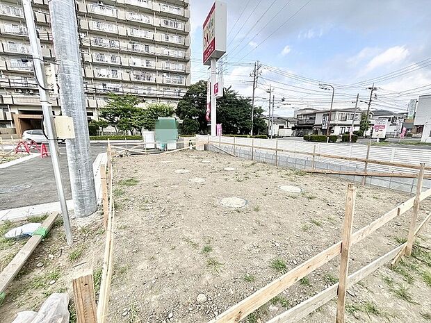 周囲の環境と調和しながら、自分らしい暮らしの基盤を築くための広がりを感じさせる用地です。