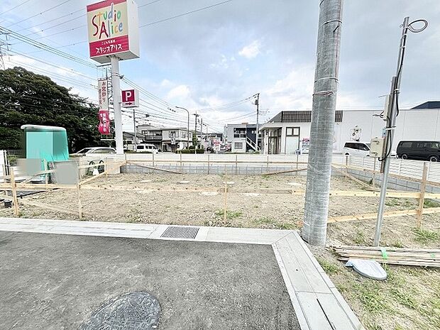 新たな暮らしの拠点を築くための、可能性が広がるフラットな敷地です。