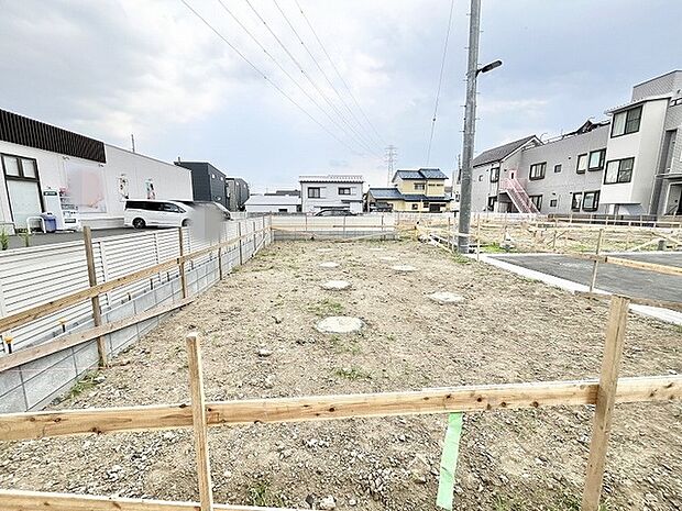 周辺環境と調和した落ち着きのある敷地が、自由なプランニングの可能性を静かに広げています。