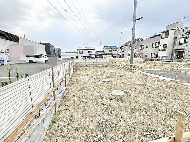 周辺環境と調和したフラットな敷地は、これからの暮らしの構想を自由に描ける開放的な空間です。