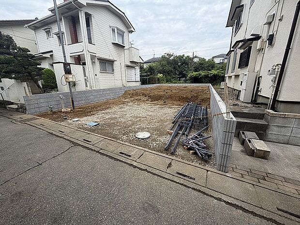 静かな住宅街に位置する、理想の住まいを描くためのゆとりある空間です。