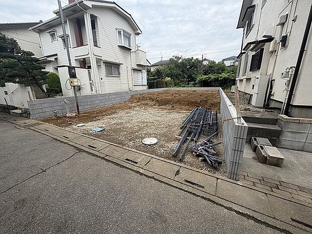 周辺環境と調和する落ち着いた立地にあり、これから新しい暮らしを形作るための自由な可能性が広がっています。