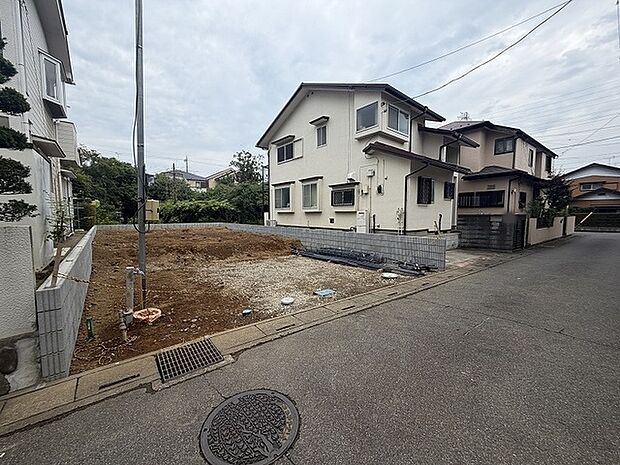 落ち着いた住環境の中にあり、これからの暮らしを自由に描き出せるゆとりある敷地です。