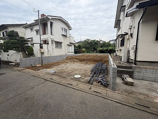 穏やかな住宅街に位置する、新しい暮らしの出発点として描ける静かな敷地です。