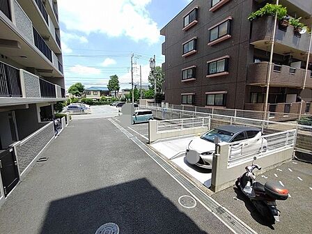 周囲との距離がほどよく保たれ、日々の暮らしにゆとりを感じさせる整った住環境が広がっています。