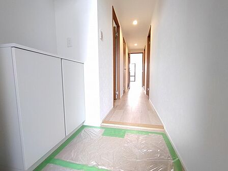 白を基調としたすっきりとした空間が、落ち着いた静寂と心地よい奥行きを演出しています。
