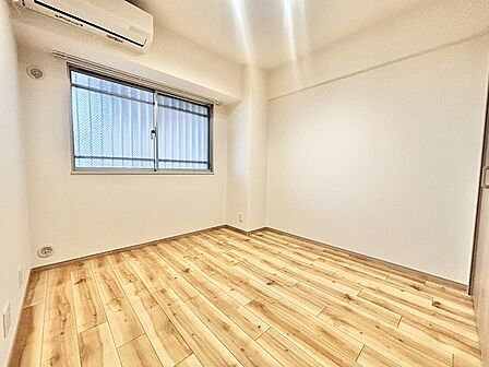 木目の美しい床が心地よい自然な風合いを引き立てる落ち着いた空間です