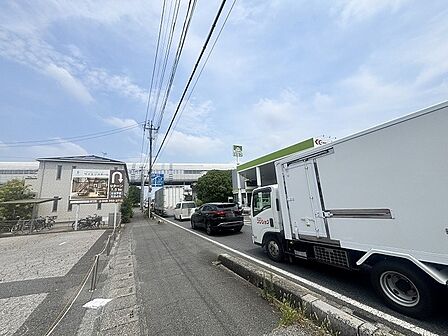空が広く見渡せる開放的なロケーションで、日々の暮らしが心地よく流れる穏やかな環境です。