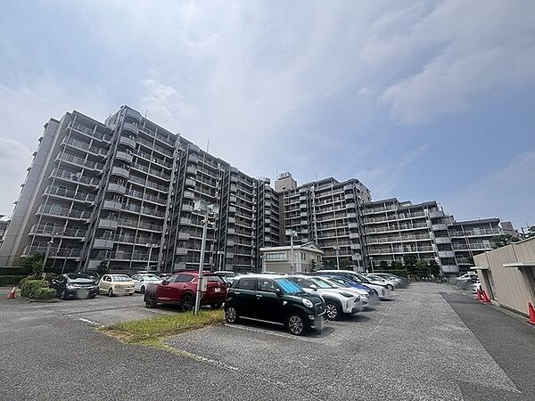 ゆったりとした敷地に佇む、落ち着きと調和を感じさせる大規模な住環境です。