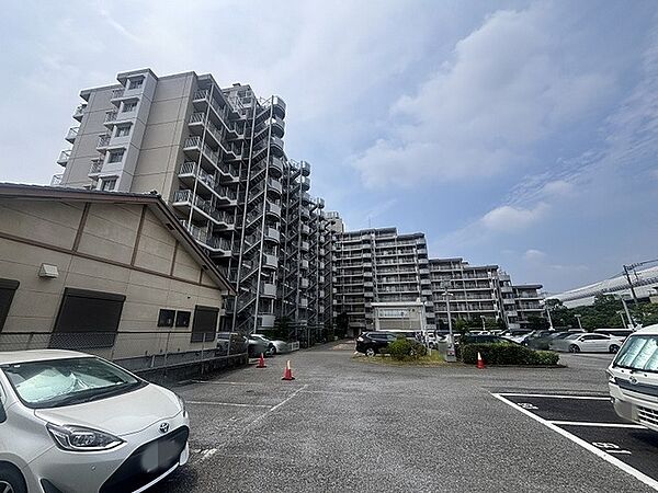 ゆとりある敷地に堂々と佇む、存在感と安定感を兼ね備えた住まいの外観です。