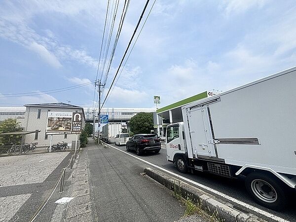 空が広く見渡せる開放的なロケーションで、日々の暮らしが心地よく流れる穏やかな環境です。