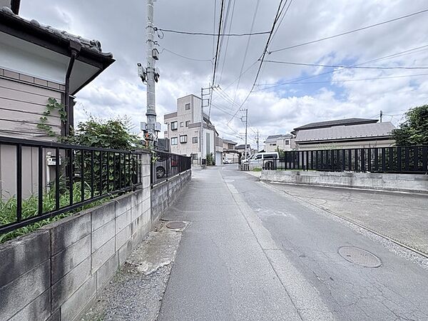 穏やかな時間が流れる住宅街の一角で、周辺環境の静けさが日々の暮らしに心地よいゆとりをもたらします。