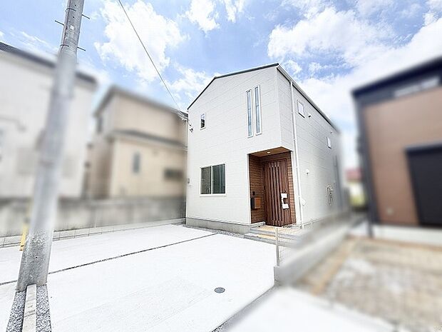洗練された外観と落ち着いた佇まいが、街並みに静かに溶け込む穏やかな住まいです。