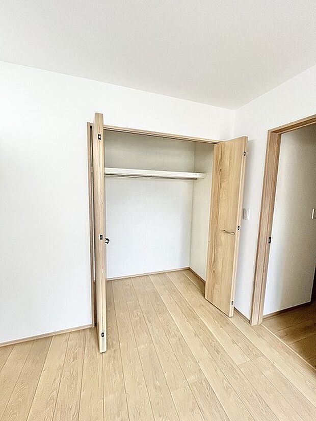 木目の柔らかな質感が空間全体に温もりを感じさせ、すっきりと暮らせる心地よいまとまりのある室内です。