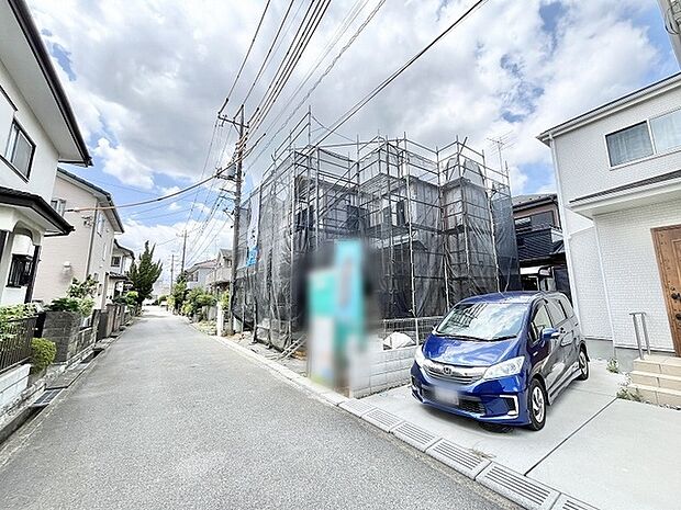 閑静な住宅街の中に、これからの暮らしの拠点となる住まいが丁寧に形作られています。