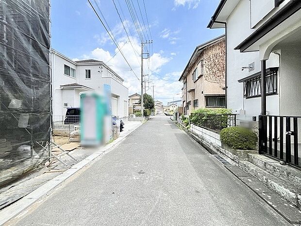 穏やかな住宅街の風景が広がり、日々の暮らしに安らぎを感じさせてくれる落ち着いた住環境です。