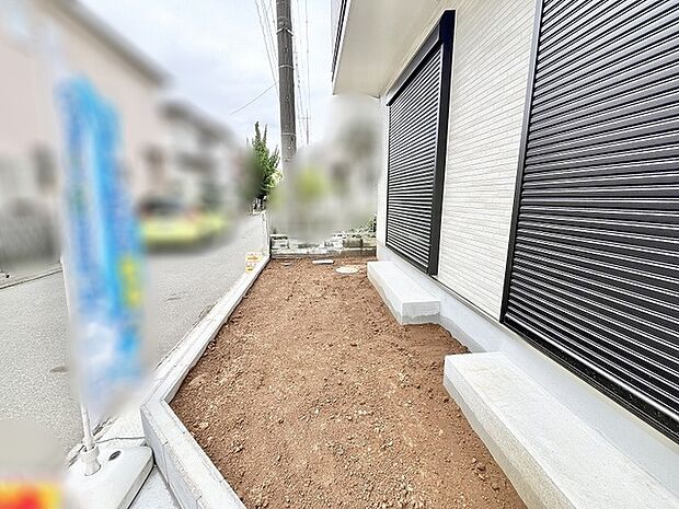 すっきりと整えられた外構が心地よい開放感をもたらすアプローチ空間です