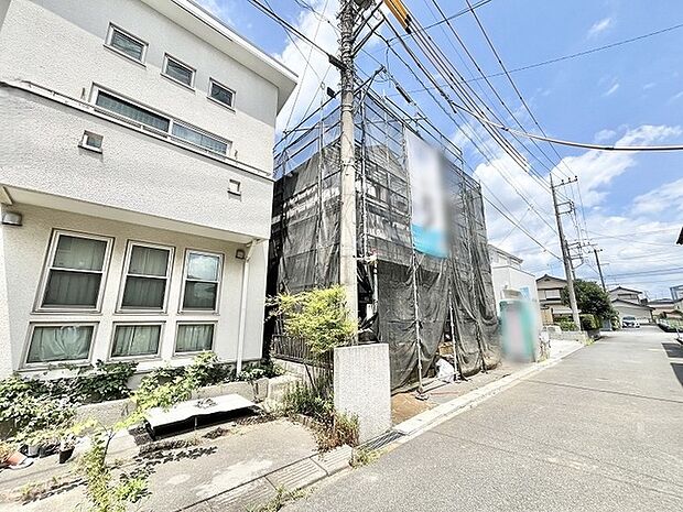 周辺環境に溶け込み、落ち着いた時間が流れる閑静な住宅街の一角です。