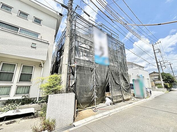 新しい住まいが着実に形作られていく、期待感あふれる建設現場の風景です。