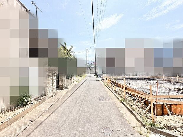 穏やかな日常を予感させる、落ち着いた住宅街の風景が静かに広がります。