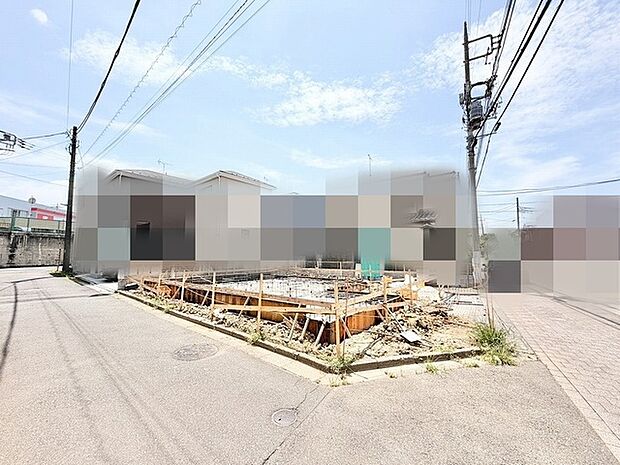 新しい暮らしの基盤が築かれていく、静かで穏やかな街角の風景です。
