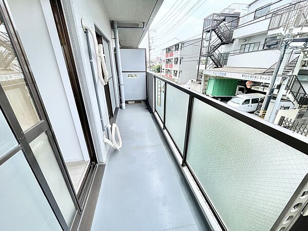 日常のふとした瞬間に外の空気を感じられる、程よい奥行きを持たせた開放感のある空間です。