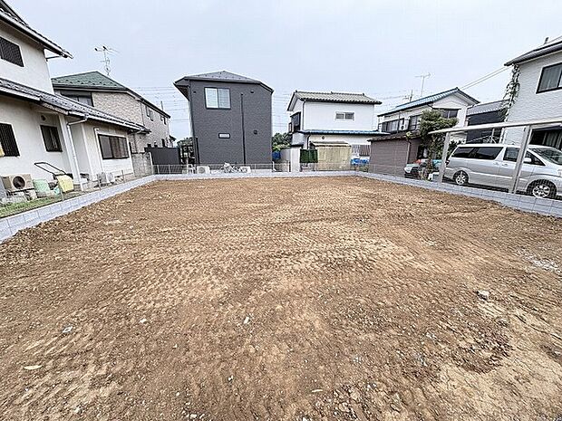 周辺環境と調和する静かな住宅街の中で、自由な発想を形にできる広々とした空間が広がっています。
