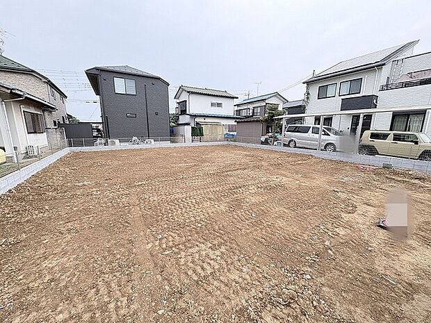周囲に住宅が立ち並び、落ち着いた暮らしを予感させる整った敷地が広がっています。