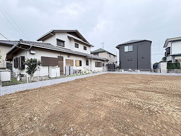 静かな住宅街に溶け込み、日々の暮らしに広がりとゆとりをもたらしてくれる開放感のある敷地です。