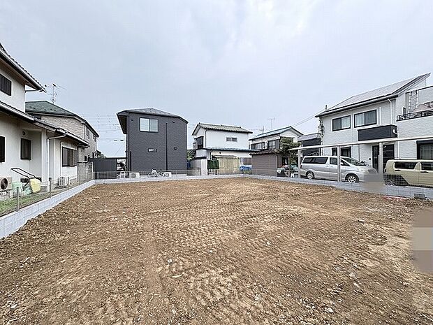 周囲の落ち着いた環境に溶け込み、理想の暮らしを描くための自由なキャンバスが広がっています。