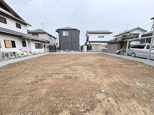 周辺環境と調和する整えられた敷地は、理想の暮らしを描くための自由なキャンバスとしてお使いいただけます。
