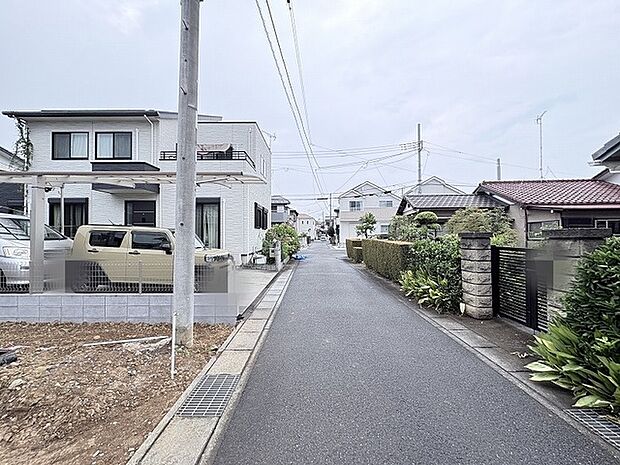 落ち着いた住宅街の中に位置し、日常の安らぎを感じさせる静かな住環境が整っています。