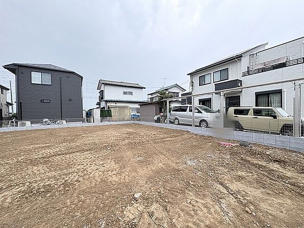 周辺環境と調和する穏やかな街並みに位置し、理想の住まいを形にするための広がりと可能性を感じる場所です。