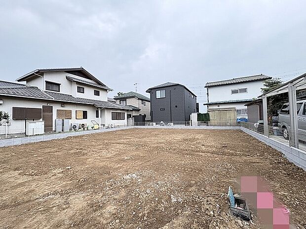 周囲の落ち着いた環境に調和し、これから描く理想の暮らしをゆったりと受け止めてくれる広々とした空間です。