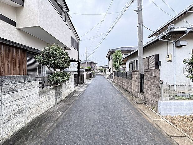落ち着いた住宅街の雰囲気が漂い、日々の暮らしに穏やかな安らぎを感じられる住環境です。