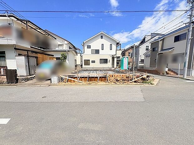 穏やかな街並みに溶け込む、これからの暮らしを自由に描き出せるゆとりある敷地です。