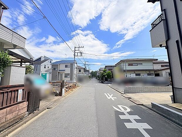 穏やかな空が広がり、落ち着いた時間が流れる閑静な住宅街の風景です。