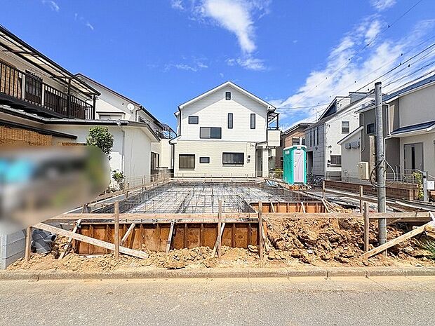 新しい暮らしの土台となる場所で、青空の下に穏やかな時間が広がっています。