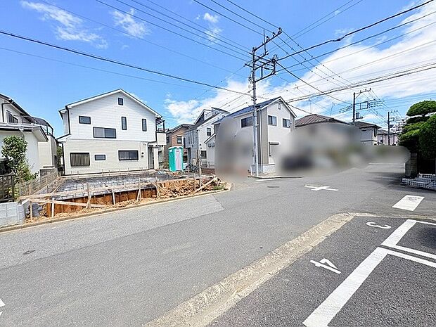 穏やかな空気が流れる閑静な住宅街で、新しい暮らしの始まりを感じさせる開放的なロケーションです。