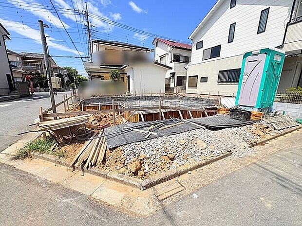 新しい暮らしの基盤となる基礎工事が進む、角地の開放感ある土地の様子です。