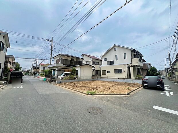 落ち着いた住宅街の一角に位置し、開放感と将来の暮らしを描きやすい穏やかな住環境が広がっています。
