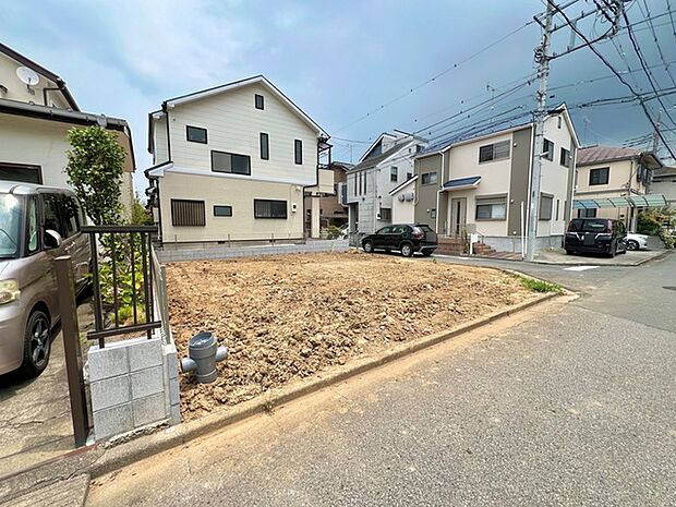 落ち着いた住環境の中にあり、新たな暮らしの可能性が広がる角地の区画です。