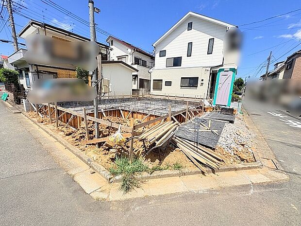 新しい暮らしの基盤が築かれる場所として、これからの風景に期待が高まる角地のゆとりある敷地です。
